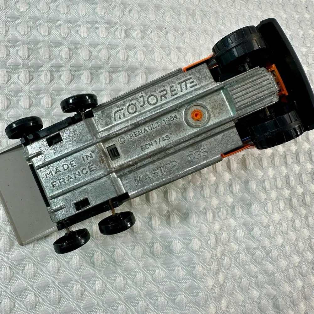 Majorette Renault Master T35 1/45 Diecast Tow Truck 24-24 Service‎ (1984 France)